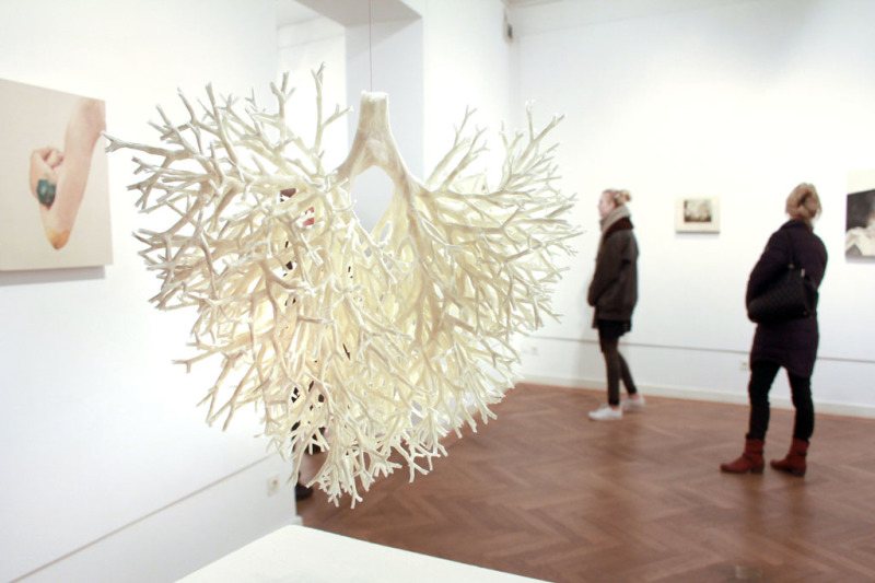 Filigrane, über Kopf hängende, baumartige Struktur aus Papier, die an ein Herz erinnert