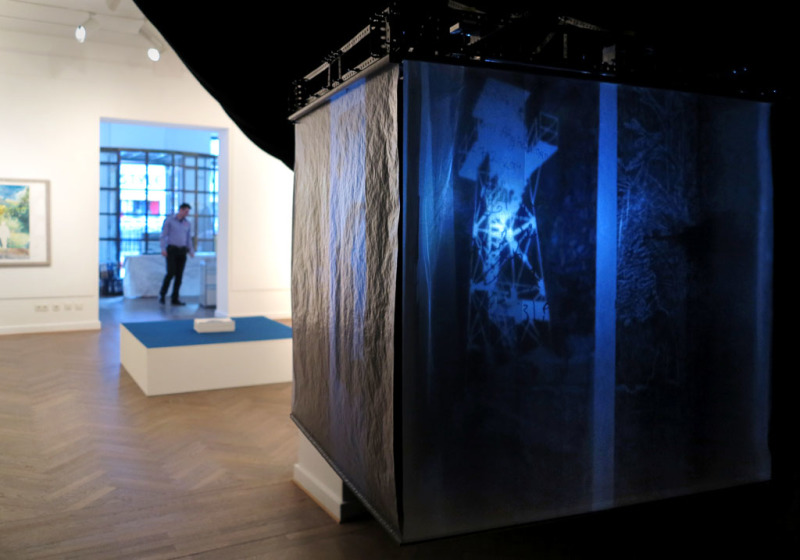 Blick in die Ausstellung aus dem hinterern Teil der Galerie mit einem Schattentheater