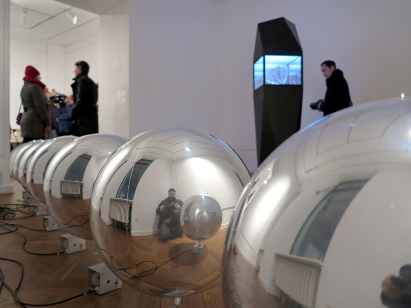 Blick auf die spiegelnden silbernen Ballons von Kathrin Wegemann