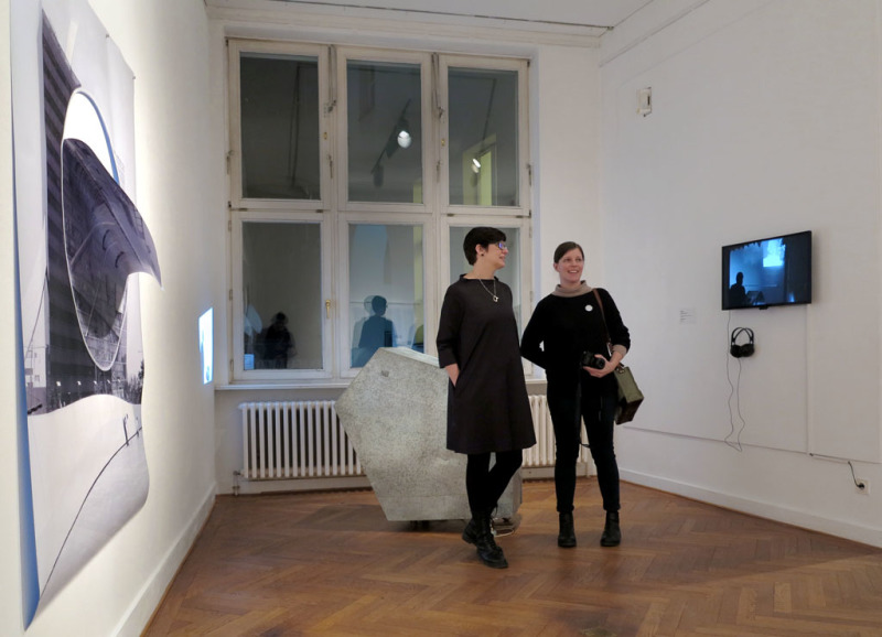 Kuratorin Cathérine Kuebel und Franca Wohlt in der Ausstellung