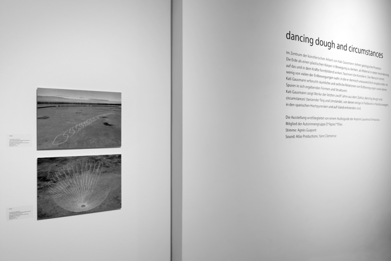 Das Foto zeigt auf der linken Seite die beiden Editionen von Kati Gausman und auf der rechten Seite den Wandtext zur Ausstellung.