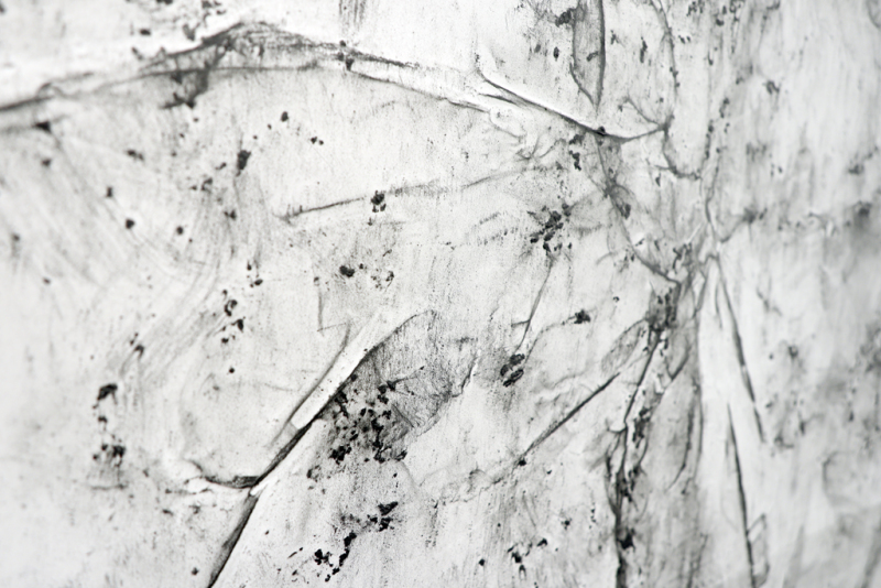 Detailaufnahme der Arbeit "drift (18/19/01), die schwarze Grafit Abformungen eines Berges zeigt.
