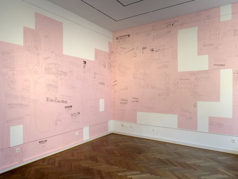 Raumzeichnung als tapezierter Computerausdruck auf Rosa-Papier. Die Raumzeichnung erstreckt sich vom Fußboden bis zur Decke an den Wänden des Galerieraums. Darauf ist das Gewirr der Ladenschilder der Karl-Marx-Straße in überlappender, collagierter Art.
