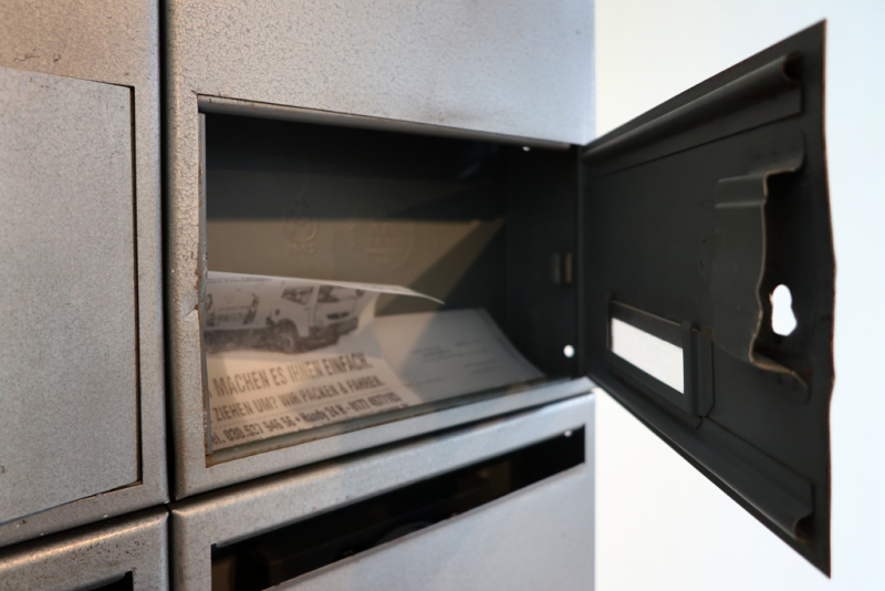 die Tür des Briefkastens ist geöffnetet und darin liegt Post zum Herausnehmen