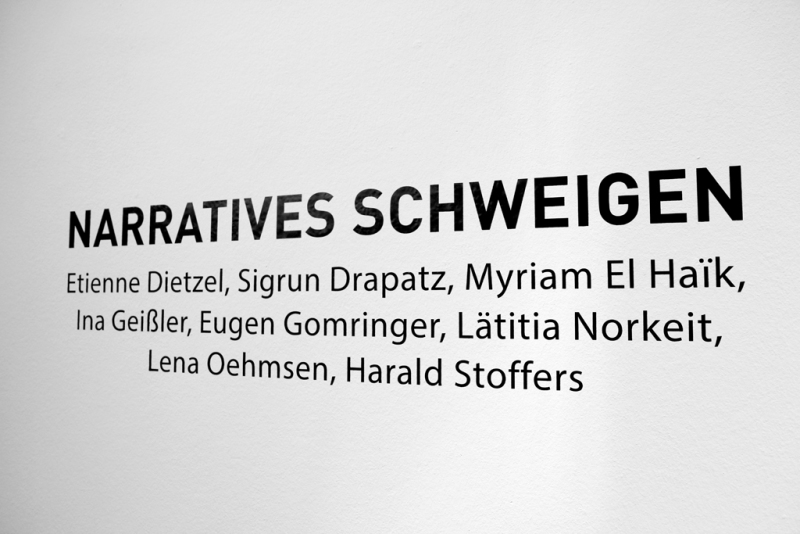 Wandtext: Titel und Künstler der Ausstellung 
