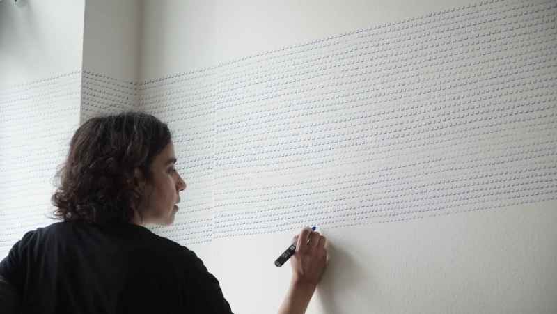 Myriam El Haik bei der Arbeit an ihrer Wandzeichnung 
