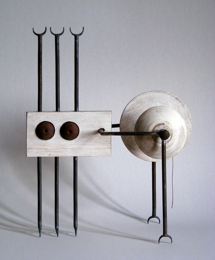 Annette Tucholke: Spinne, 2009, Holz, Eisen, 42,5 x 34 x 17 cm