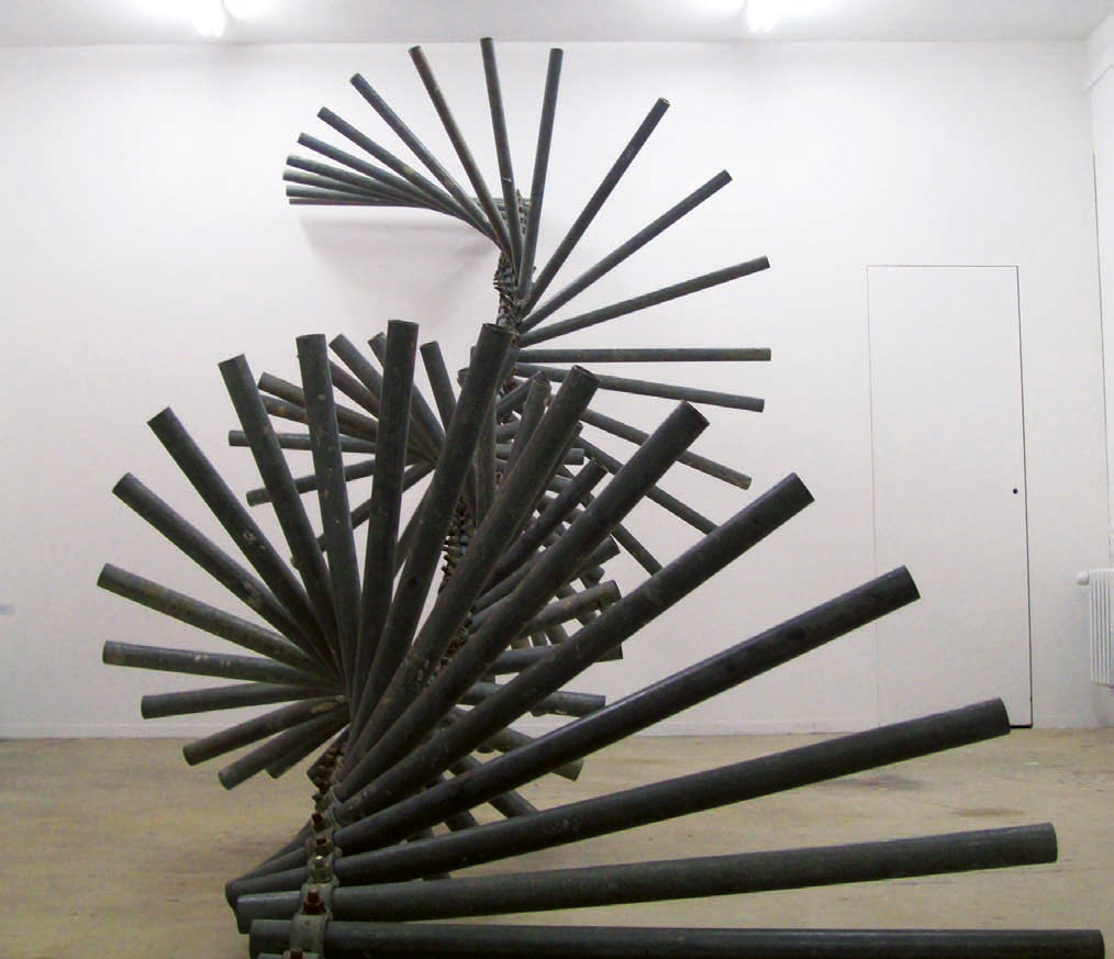 Rainer Düvell: Gerüstspirale, 2008, Eisenrohre, 500 x 200 x 300 cm