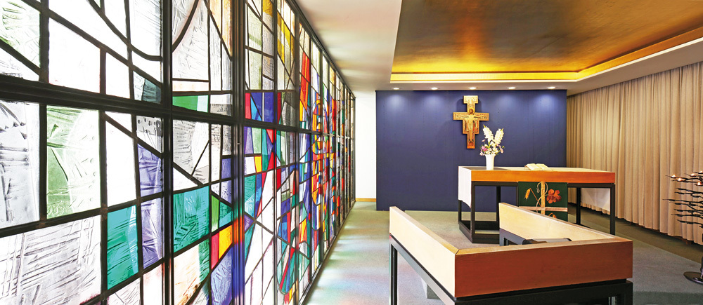 Andachtsraum mit Kirchenglasfenstern, 2011