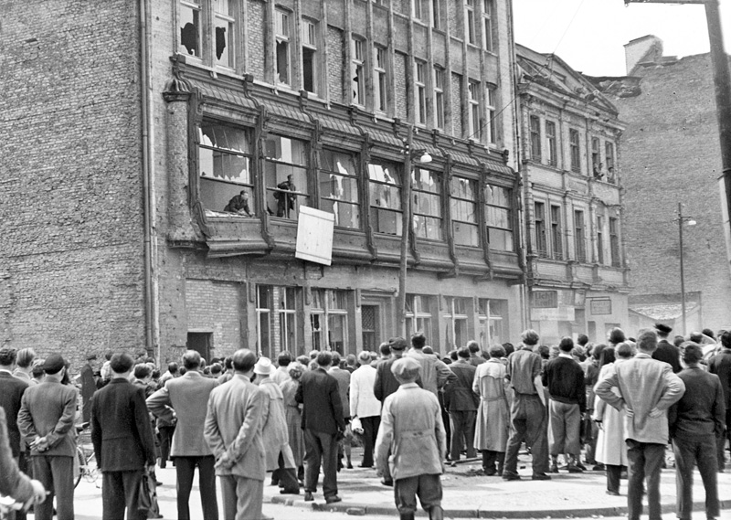Protest vor dem Haus Mauerstraße 93 beim Aufstand des 17. Juni 1953