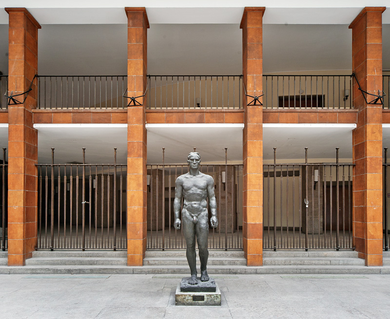 Lichthof mit Bronzeskulptur 'Zehnkämpfer', Entwurf 1933 von Georg Kolbe, 2014