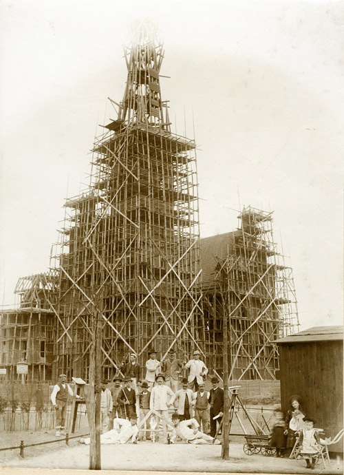 während der Errichtung um 1908
