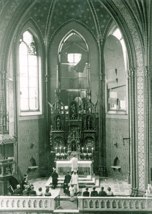 Hochzeit in der kriegs­zerstörten Kirche, nach 1945