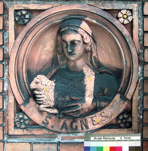 Terrakottarelief mit der heiligen Agnes, Probereinigung