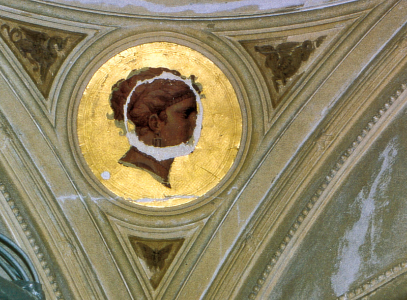 Gewölbedecke im Entrée 1.OG mit antikisierendem Frauenkopf während der Restaurierung