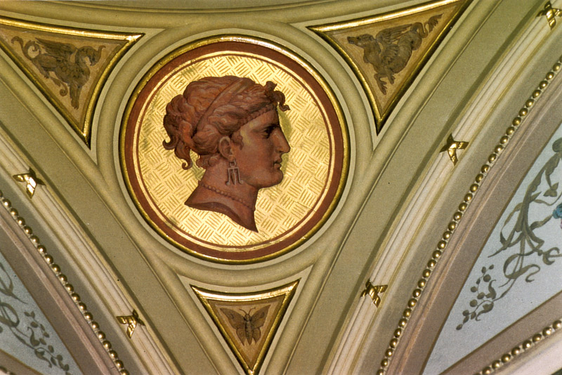 Gewölbedecke im Entrée 1.OG mit antikisierendem Frauenkopf nach der Restaurierung