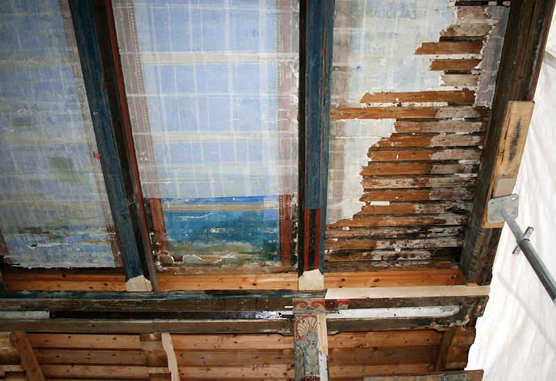 Schützende Abklebung der originalen Deckenmalereien unter der rekonstruierten Deckenfassung (2008)