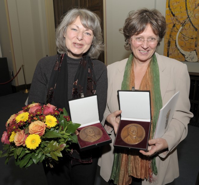 Dr. Elisabeth Ziemer und Petra Zwaka mit den Ferdinand-von-Quast-Medaillen