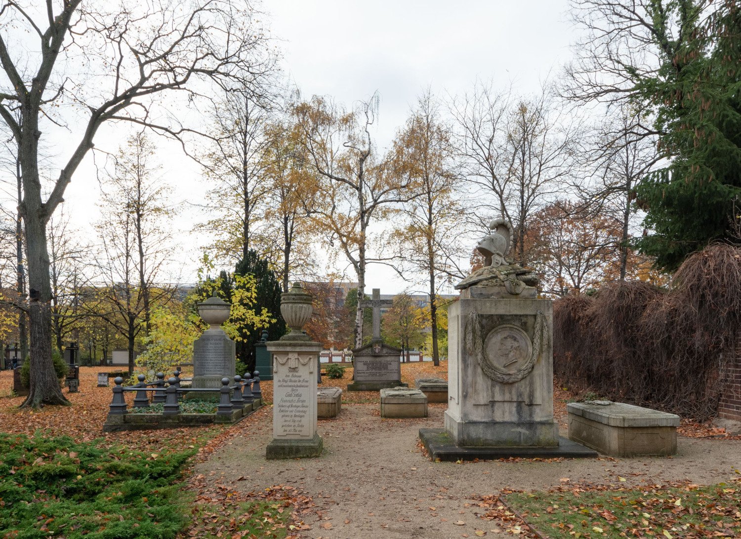 Invalidenfriedhof, Kommandantengräber und Sarkophag-Grabmale
