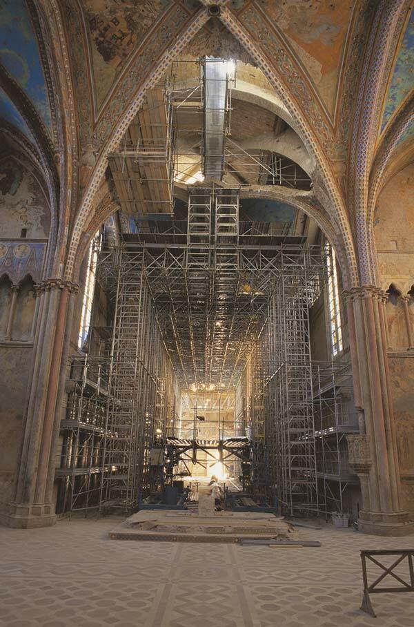 Das Innere der Kirche San Francesco (Oberkirche) mit den Baugerüsten