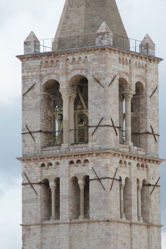 Der Campanile (Glockenturm) von Santa Chiara mit den alten Stützklammern