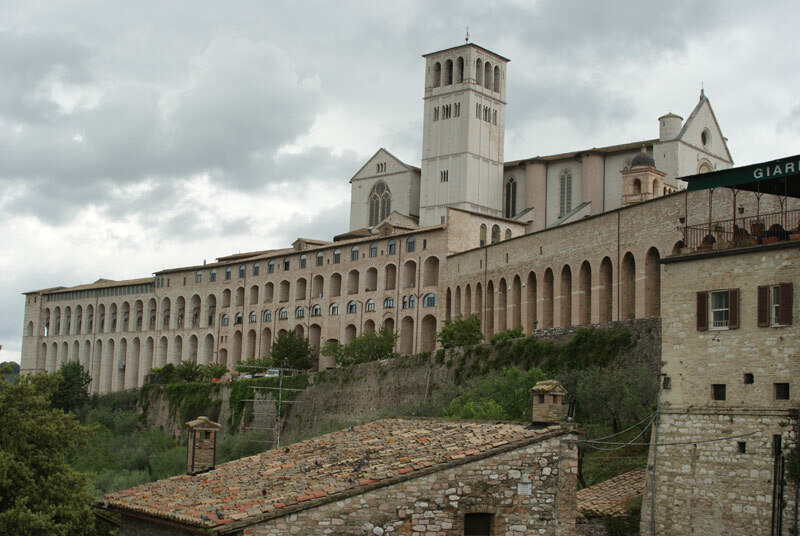 Seitenansicht des Konvents von San Francesco mit dem gesicherten Giebelfeld