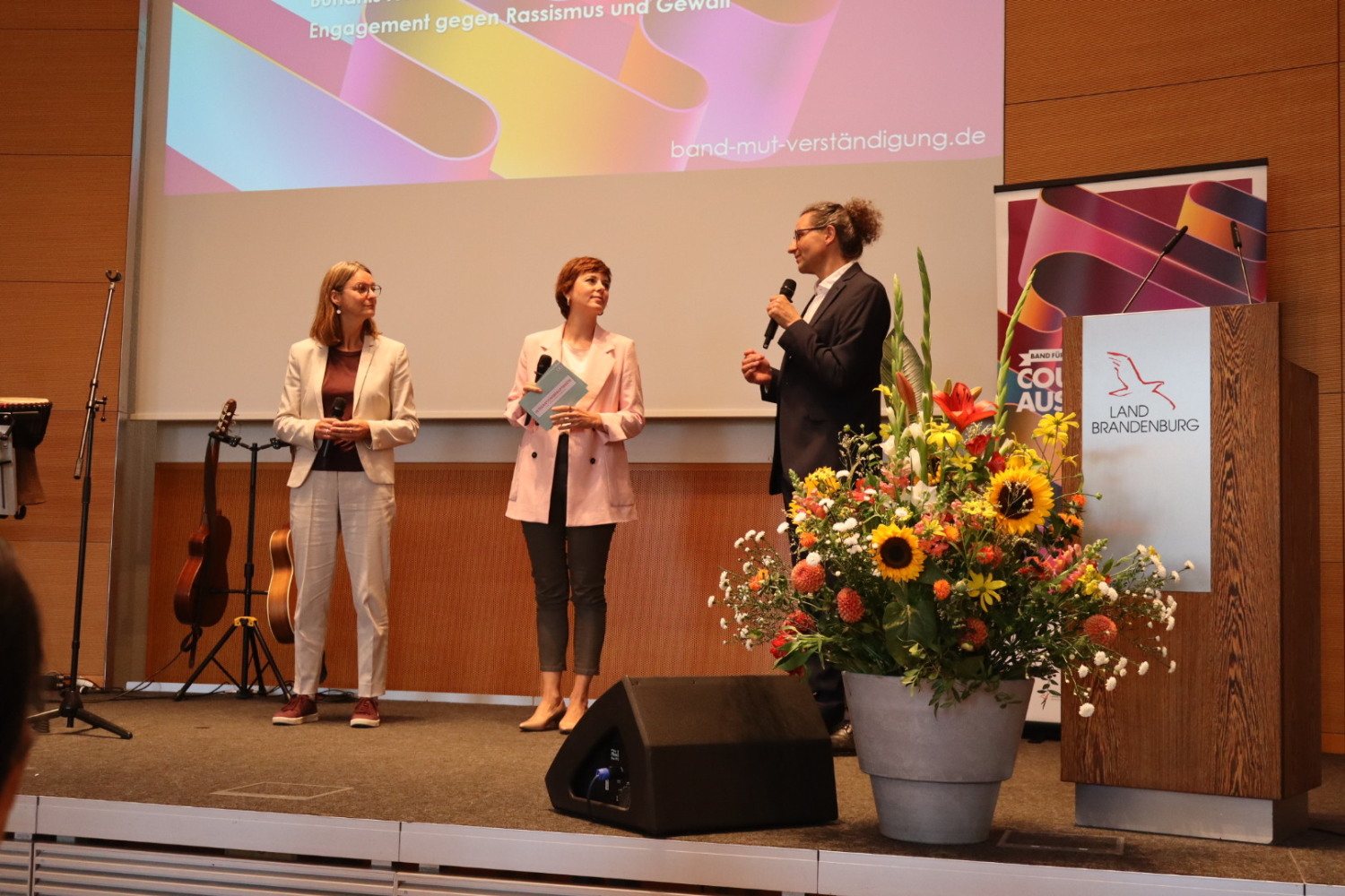 Katarina Niewiedzial im Gespräch mit Bündnismitgliedern Katja Karger und Holger Spöhr