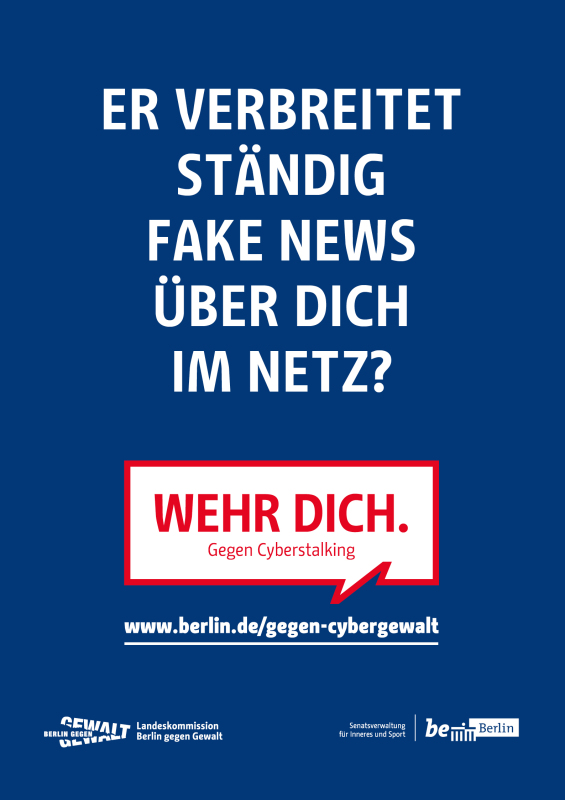 Plakat mit der Aufschrift "Er verbreitet ständig Fake News über dich im Netz"