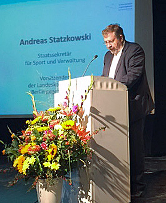 Der Vorsitzende der Landeskommission, Staatssekretär Andreas Statzkowski, eröffnet den Fachtag