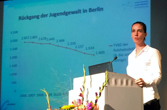 Dr. Miriam Schroer-Hippel von der Arbeitsstelle Jugendgewaltprävention spricht zum Berliner Monitoring Jugendgewaltdelinquenz