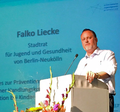 Der Neuköllner Stadtrat für Jugend und Gesundheit, Falko Liecke, hält einen Vortrag