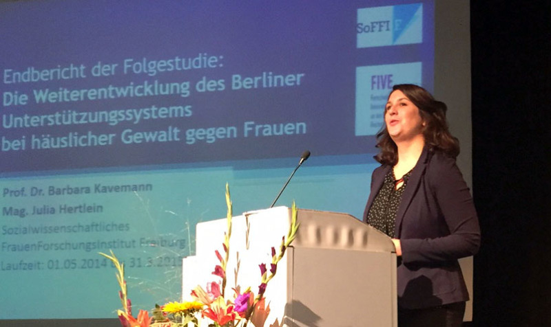 Julia Hertlein vom Sozialwissenschaftlichen FrauenForschungsInstitut Freiburg hält einen Vortrag