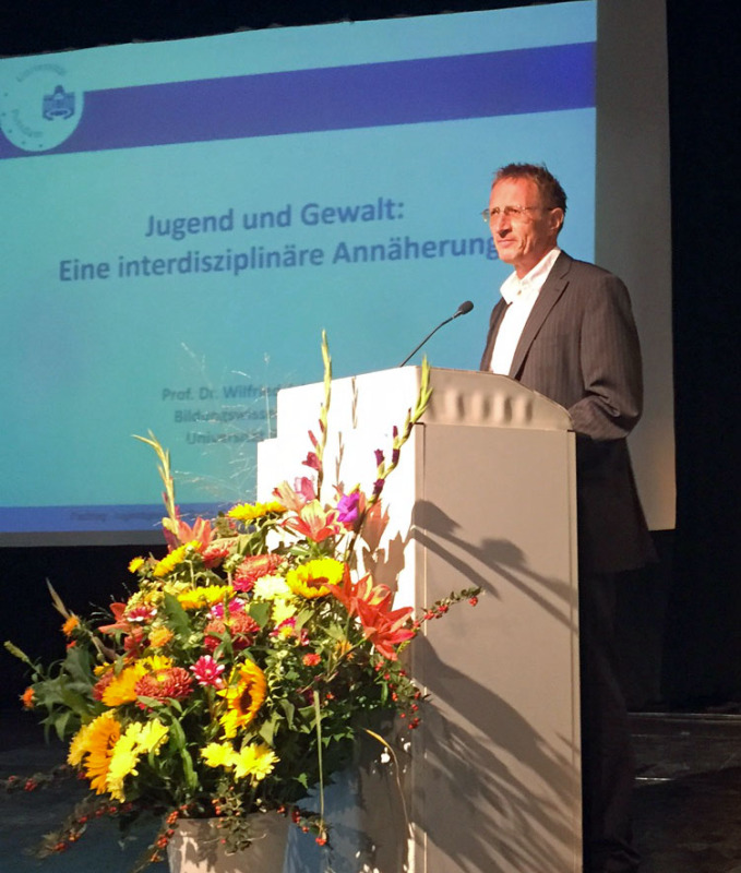 Prof. Dr. Wilfried Schubarth von der Universität Potsdam hält einen Vortrag