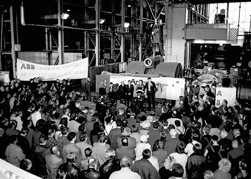 Belegschaftsversammlung und Protestaktion am 26. Januar 1998 in Halle 16, Foto: Betriebsrat Alstom Power Service