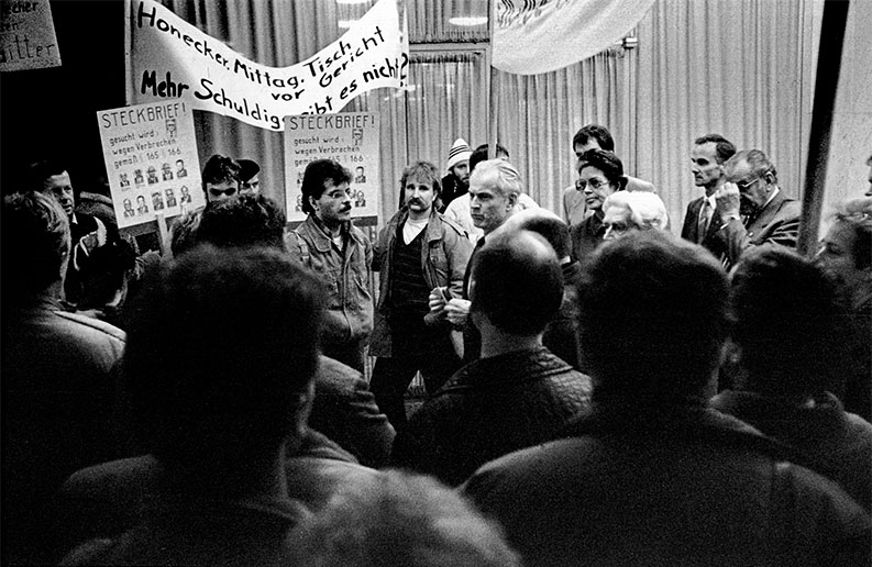 Demonstrierende Beschäftigte von Bergmann-Borsig am 4. Dezember 1989 in der Volkskammer im Gespräch mit Ministerpräsident Hans Modrow