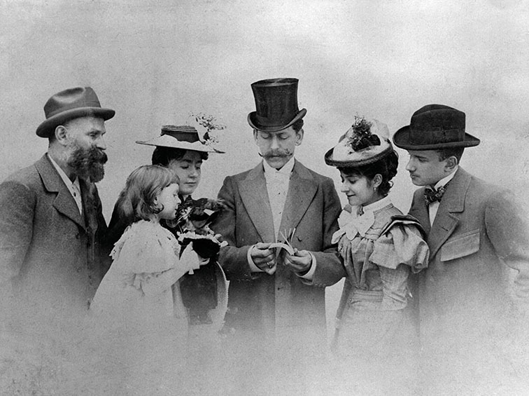 Max Skladanowsky (Mitte) präsentiert sein Daumenkino, um 1900