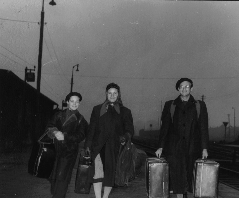Foto: Ankunft der Familie Schoening am Bahnhof Solingen-Ohligs nach der Flucht aus der DDR im Herbst 1955