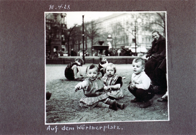 Fünf Kinder vor einem Springbrunnen auf dem Kollwitzplatz (ehemaliger Wörtherplatz), Prenzlauer Berg, um 1928