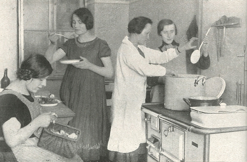 Zubereitung des Essens im Mädchenheim für jugendliche Erwerbslose, Pappelallee 25, Mitte der 1920er Jahre