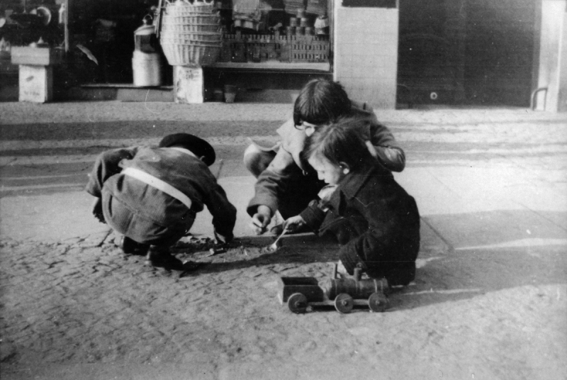 Spielende Kinder in der Weißenburger Straße, um 1929