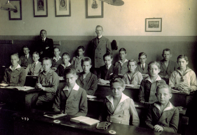 Class photo with Raimund Pretzel (1st row, 2nd from right), around 1920