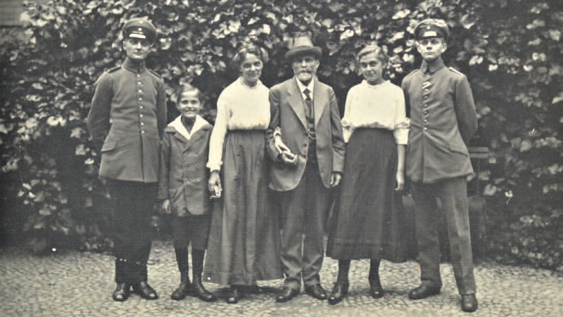 The Pretzel family in the schoolyard of the Municipal Double School on Prenzlauer Allee: Bernd, Raimund, parents Wanda and Carl Louis Albert, Eva and Ulrich Pretzel (from left), c. 1917