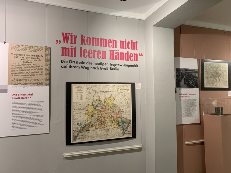 Impressionen aus der Ausstellung zu 100 Jahre Groß-Berlin, Eingangsbereich mit Titel der Ausstellung 