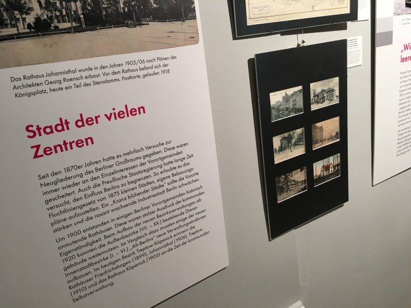 Impressionen aus der Ausstellung zu 100 Jahre Groß-Berlin, Stadt der vielen Zentren 