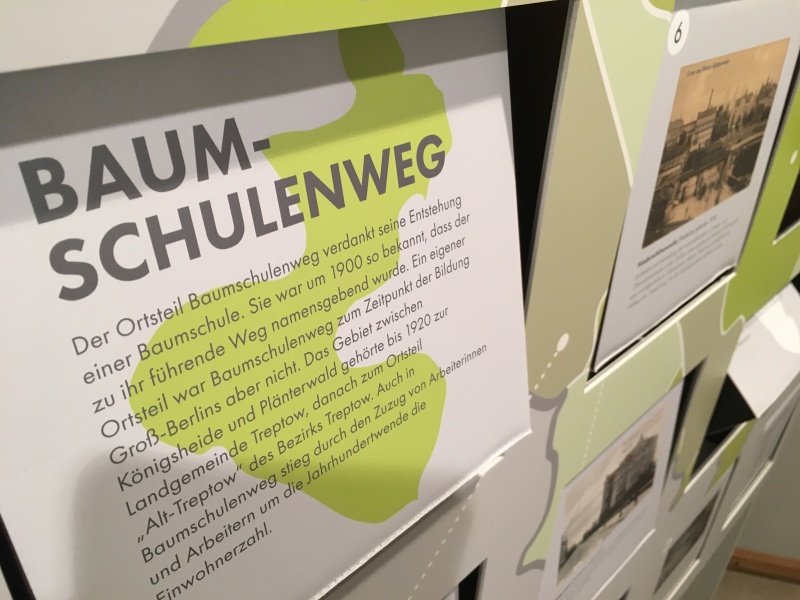 Impressionen aus der Ausstellung zu 100 Jahre Groß-Berlin, Installation Drehwand zu den Ortsteilen 