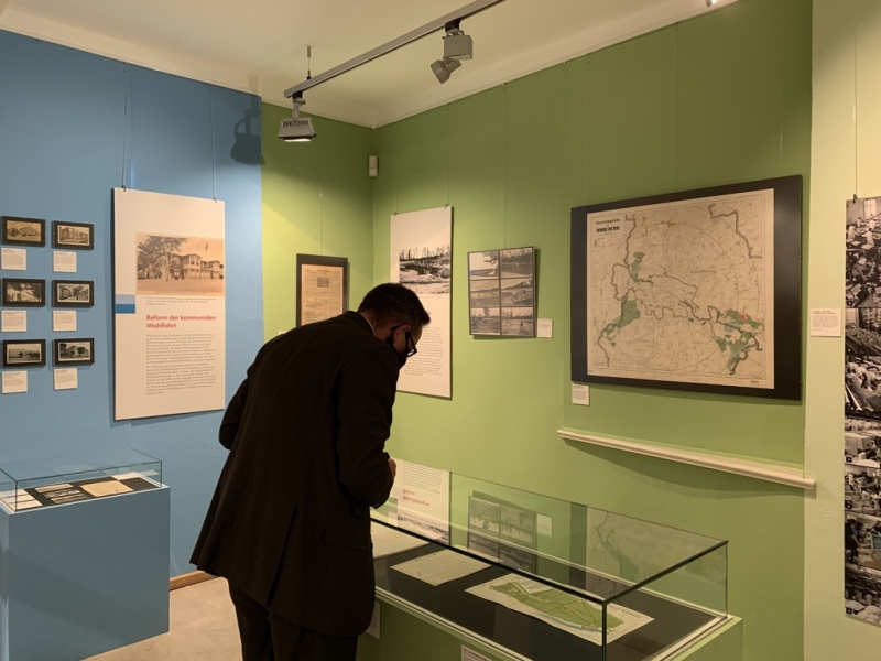 Bezirksbürgermeister Oliver Igel besichtigt die neue Ausstellung 