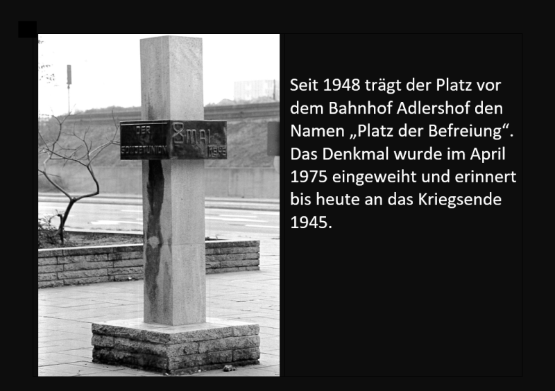 Foto um 1948: Seit 1948 trägt der Platz vor dem Bahnhof Adlershof „Platz der Befreiung“. Das Denkmal auf dem Platz wurde im April 1975 eingeweiht und erinnert an das Kriegsende 1945.