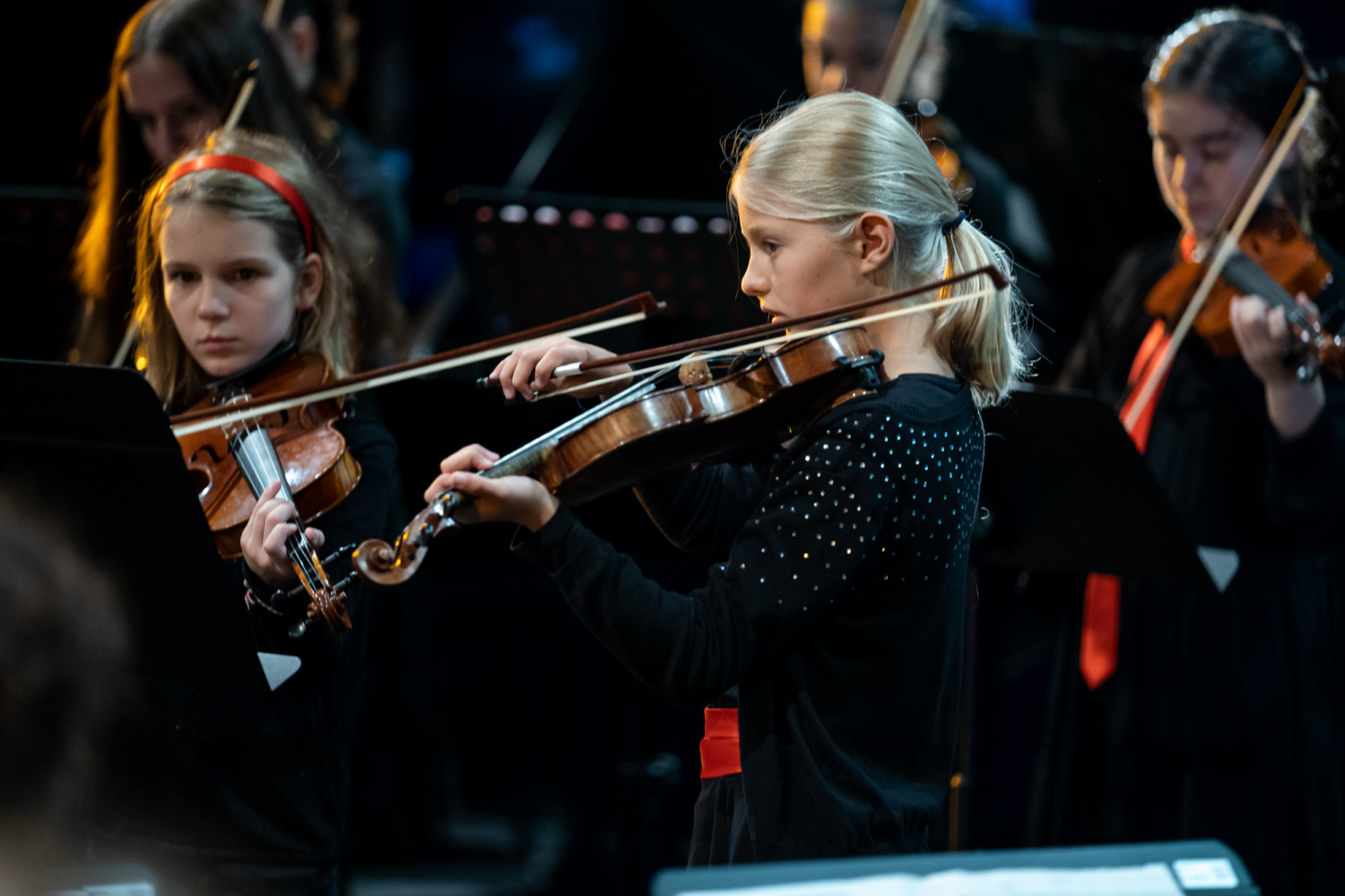 Mädchen mit blonden Haaren spielt Geige