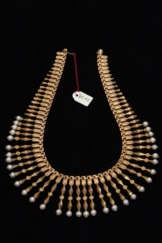 Collier, 750/f, Gelbgold, großflächiges Collier mit weißen Perlen 