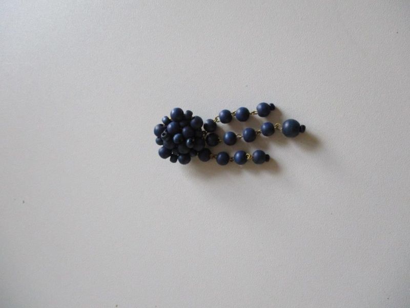 Blaues Schmuckstück aus Perlen